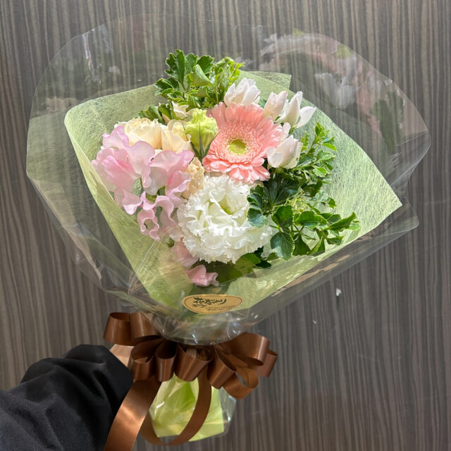 白とピンクでまとめたナチュラルなブーケ