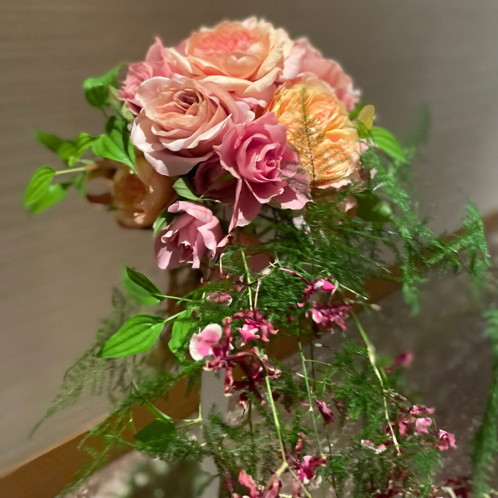 カラードレスに合わせたウエディングブーケ＆ブートニア