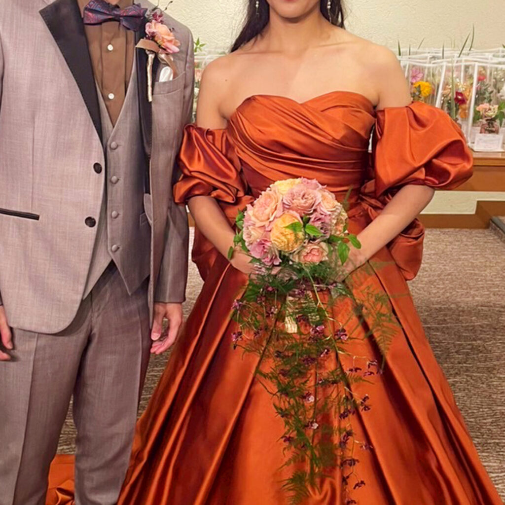 カラードレスに合わせたウエディングブーケ＆ブートニア