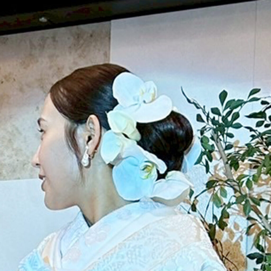 カラーと胡蝶蘭を使ったヘアパーツ