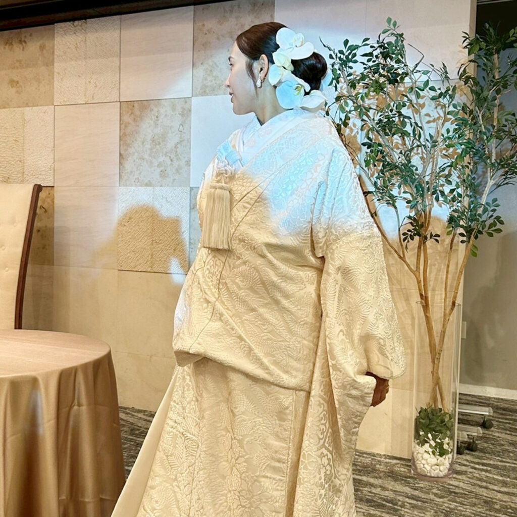 カラーと胡蝶蘭を使ったヘアパーツ